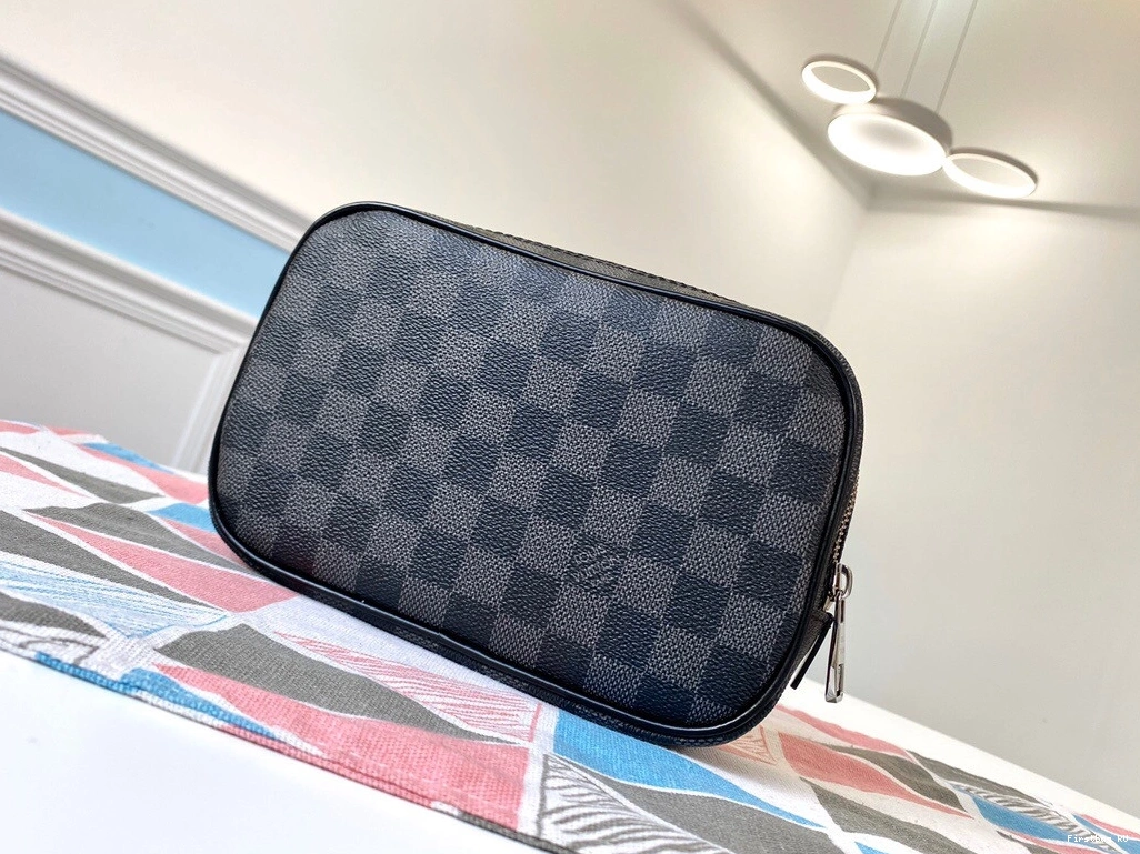 First bags ru POUCH LOUIS PM TOILETRY VUITTON 0730
